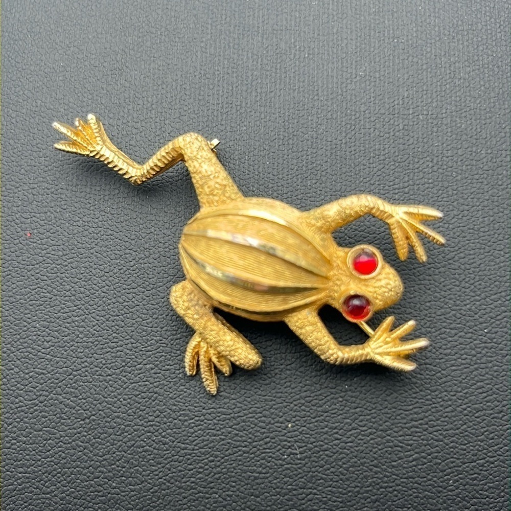 Vintage gold tone textured froggy frog pin brooch red eyes - Picture 2 of 11